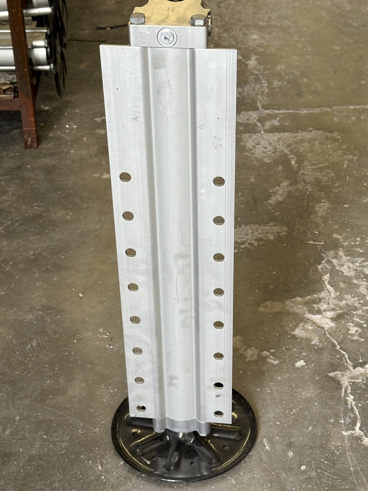 8005353 Right Lippert Level Up Hydraulic. 2.50″ BORE. 20.00IN STROKE. 14K (WH)