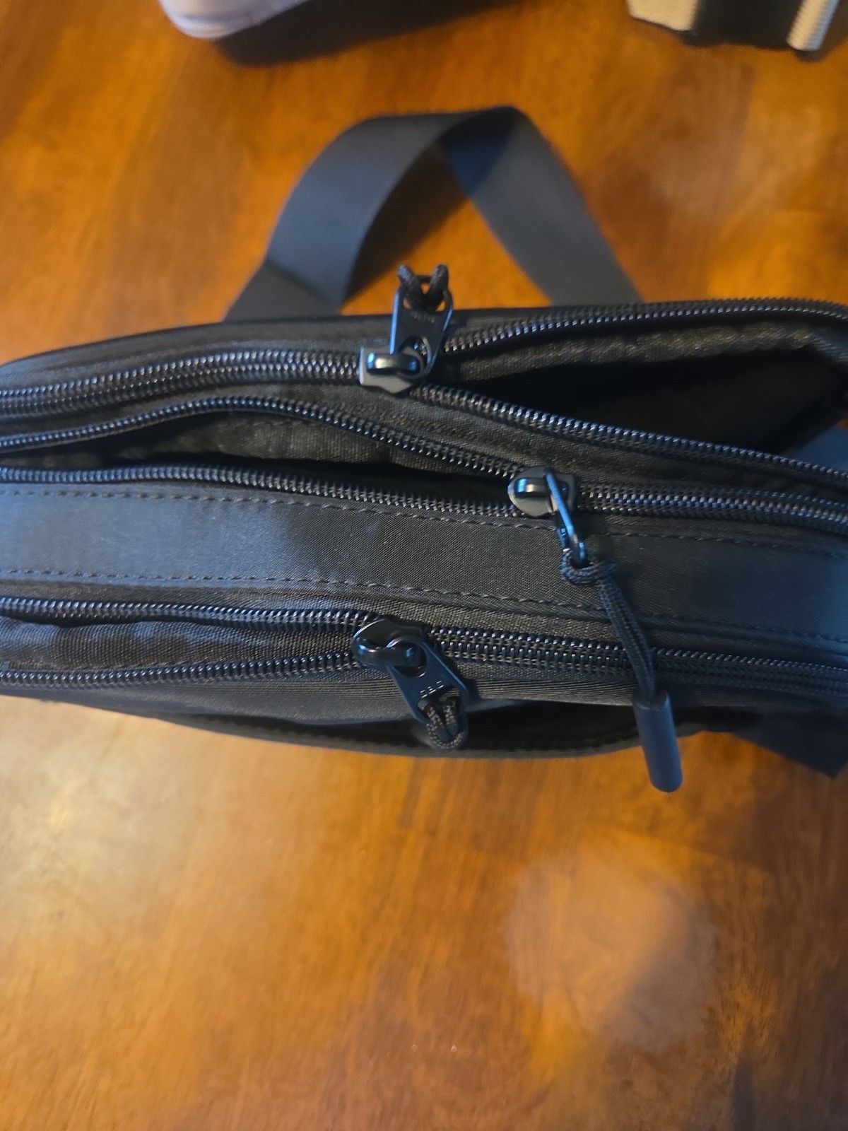 Hello Clio EReader Belt Bag Original Black Water Resistant Adjustable iPad mini