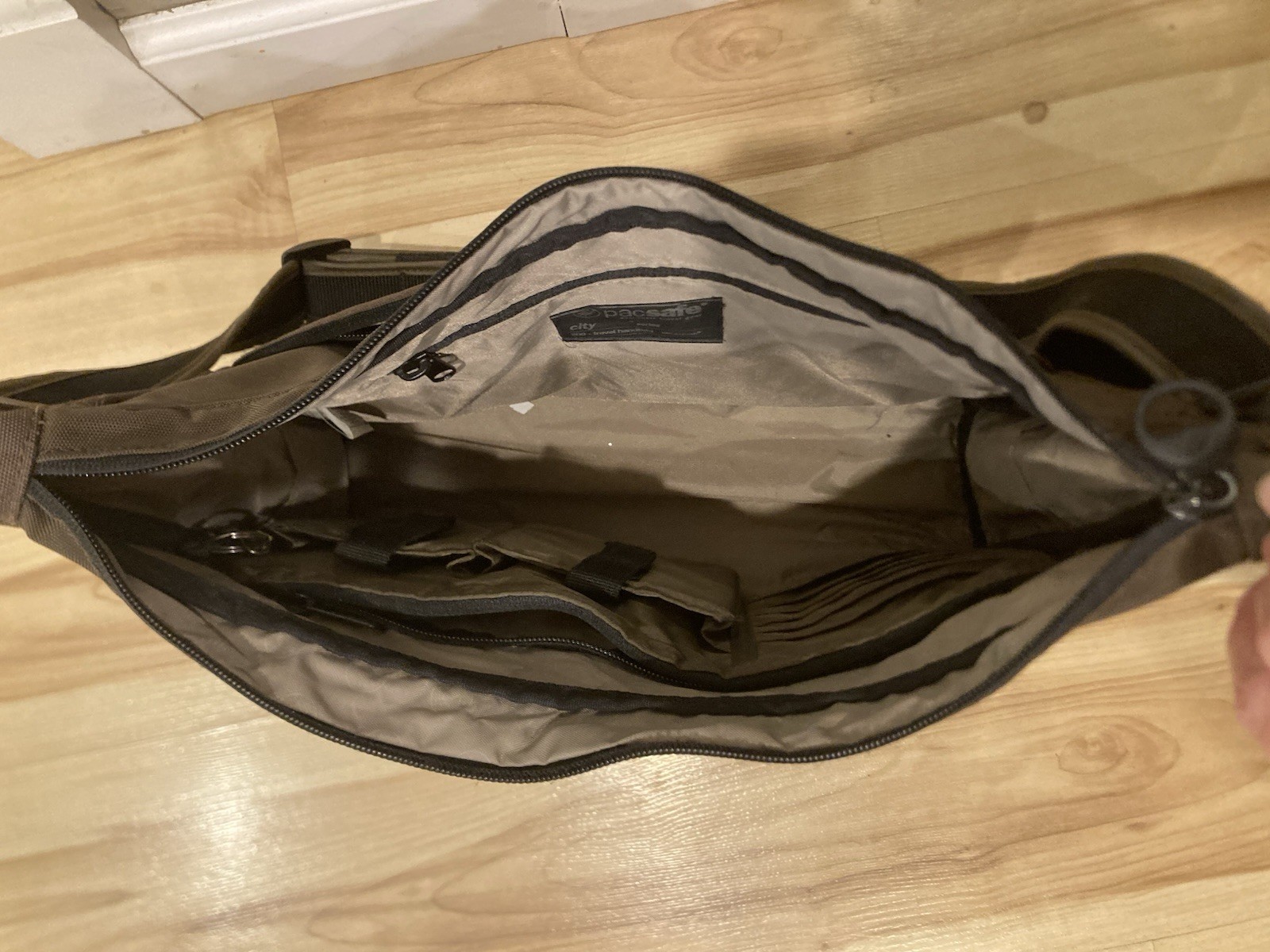 Pacsafe CitySafe 200 Anti-Theft Crossbody Travel Bag Brown eXomesh Shoulder Purs