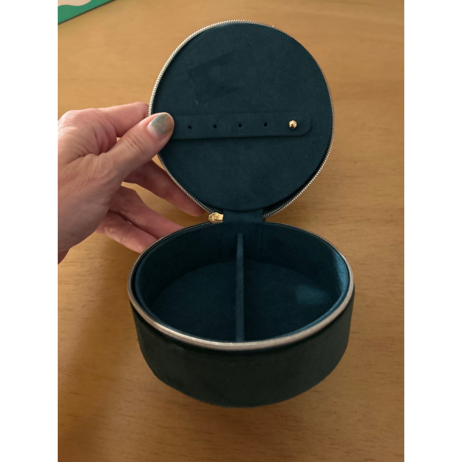 New Women’s Bow Decal Dark Green Round Zip Jewelry Organizer Storage Case