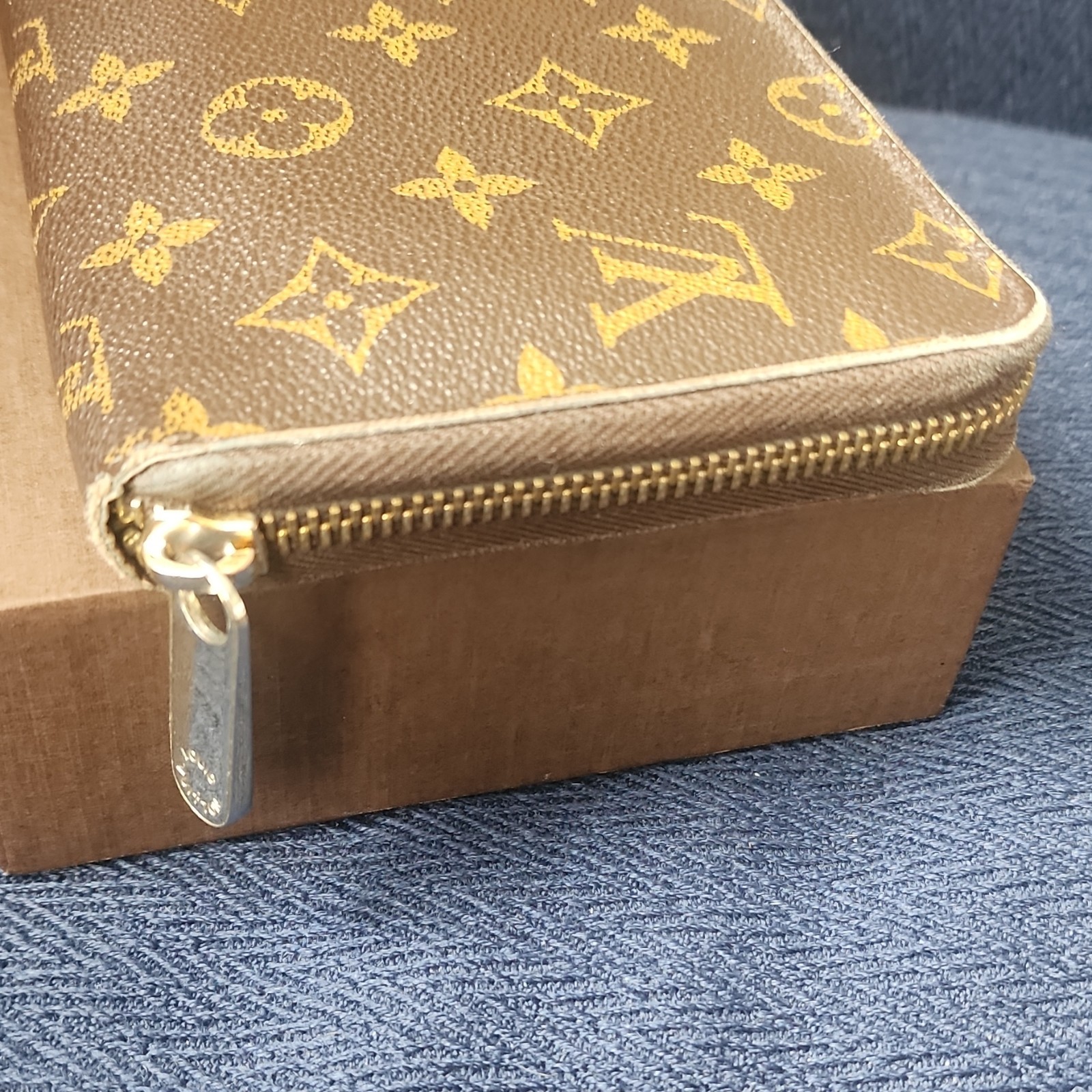 Authentic Louis Vuitton Brown Zip-Around Wallet monogram Zipper Accents