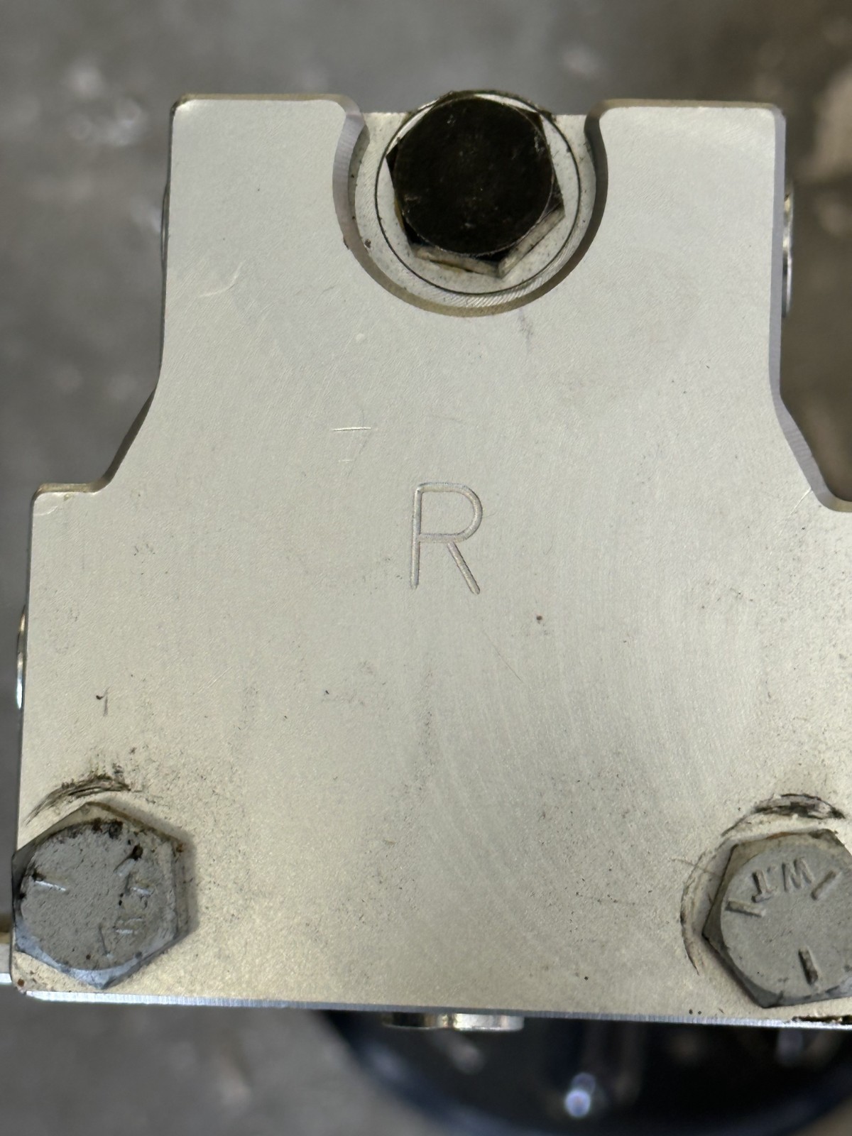 8005353 Right Lippert Level Up Hydraulic. 2.50″ BORE. 20.00IN STROKE. 14K (WH)