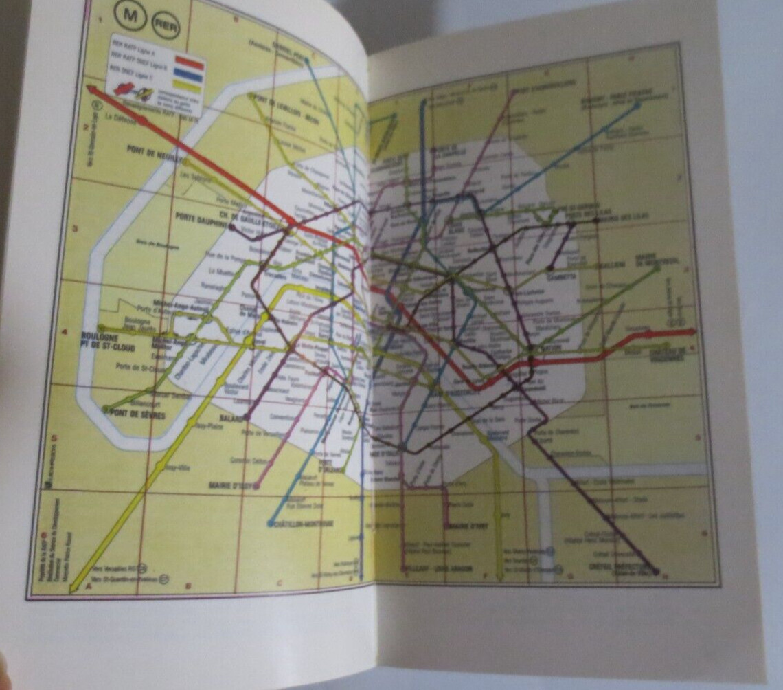BONECHI COMPLETE GUIDE FOR VISITING PARIS PAPERBACK 156 PGS 8 X 4.5 INCHES 1986
