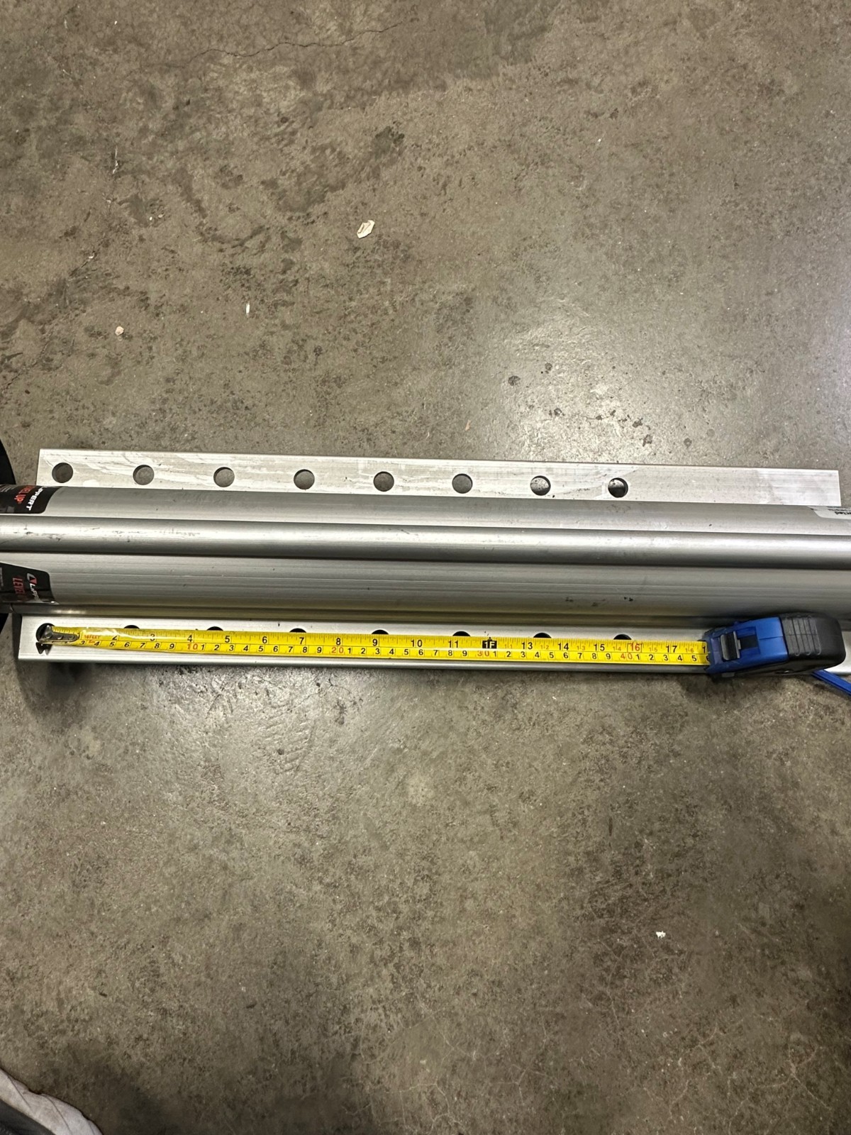 Left Lippert Level Up Hydraulic. 2.50″ BORE. 20.00IN STROKE. 14K. 8005413 (WH)
