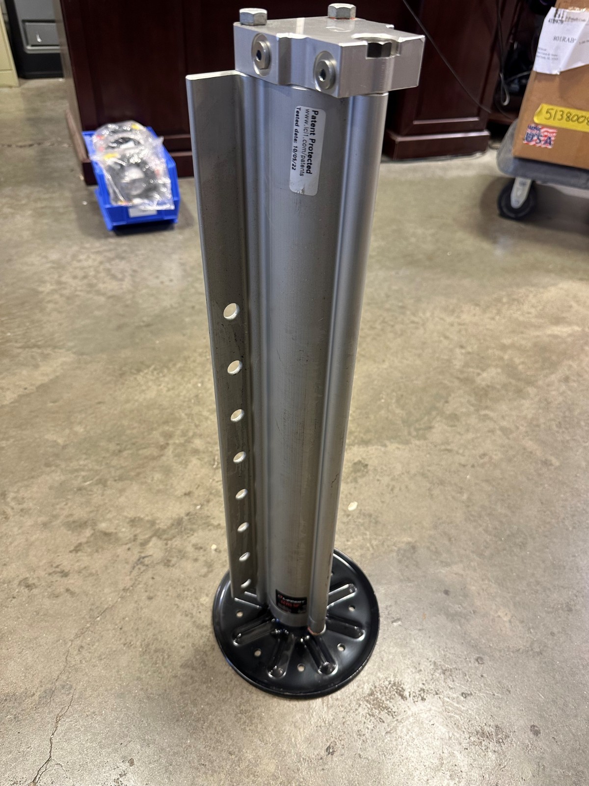 Left Lippert Level Up Hydraulic. 2.50″ BORE. 20.00IN STROKE. 14K. 8005413 (WH)