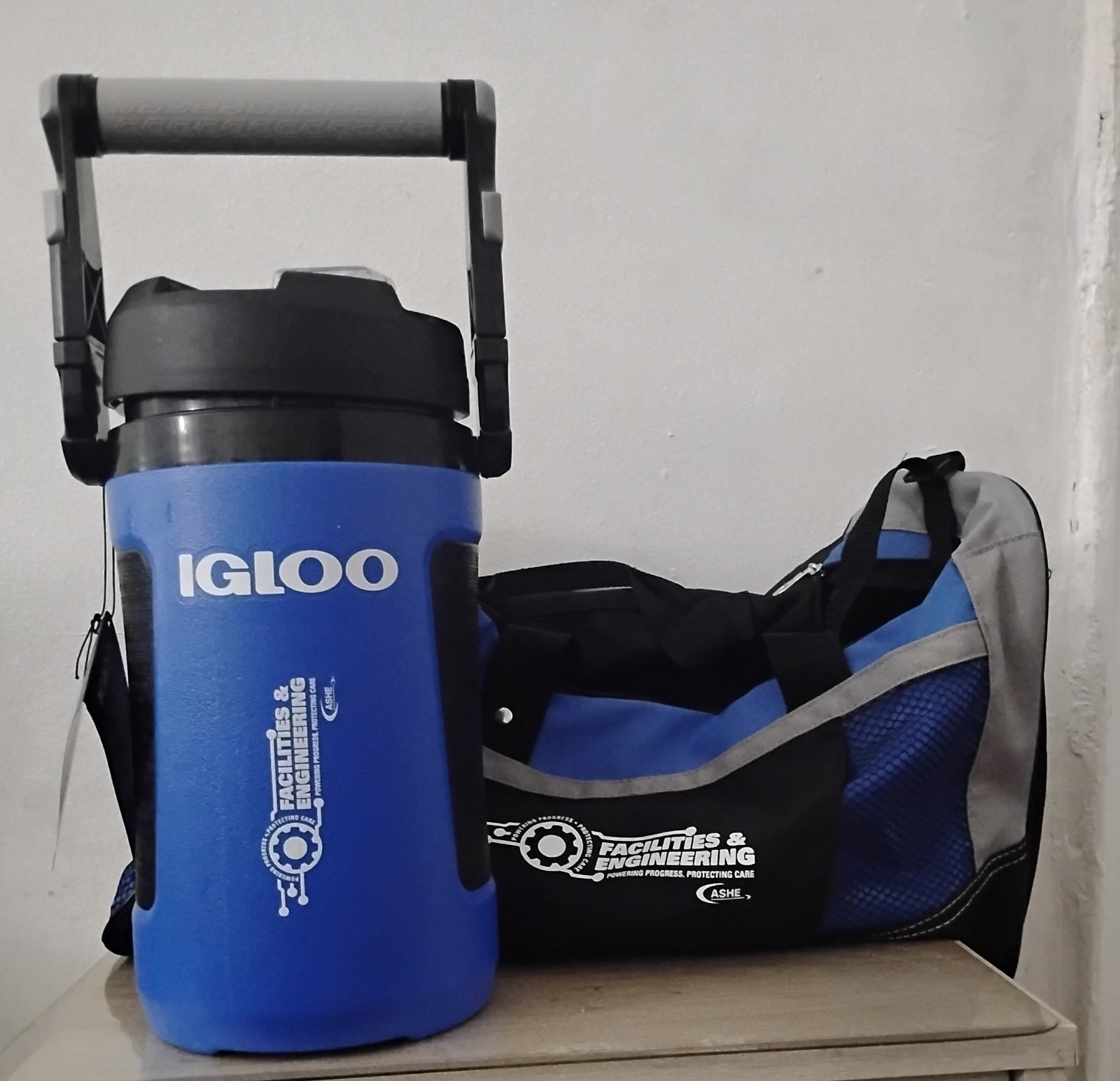 2 PCS Shoulder Bag with IGloo 64 oz Water Cooler and Cushion Handle