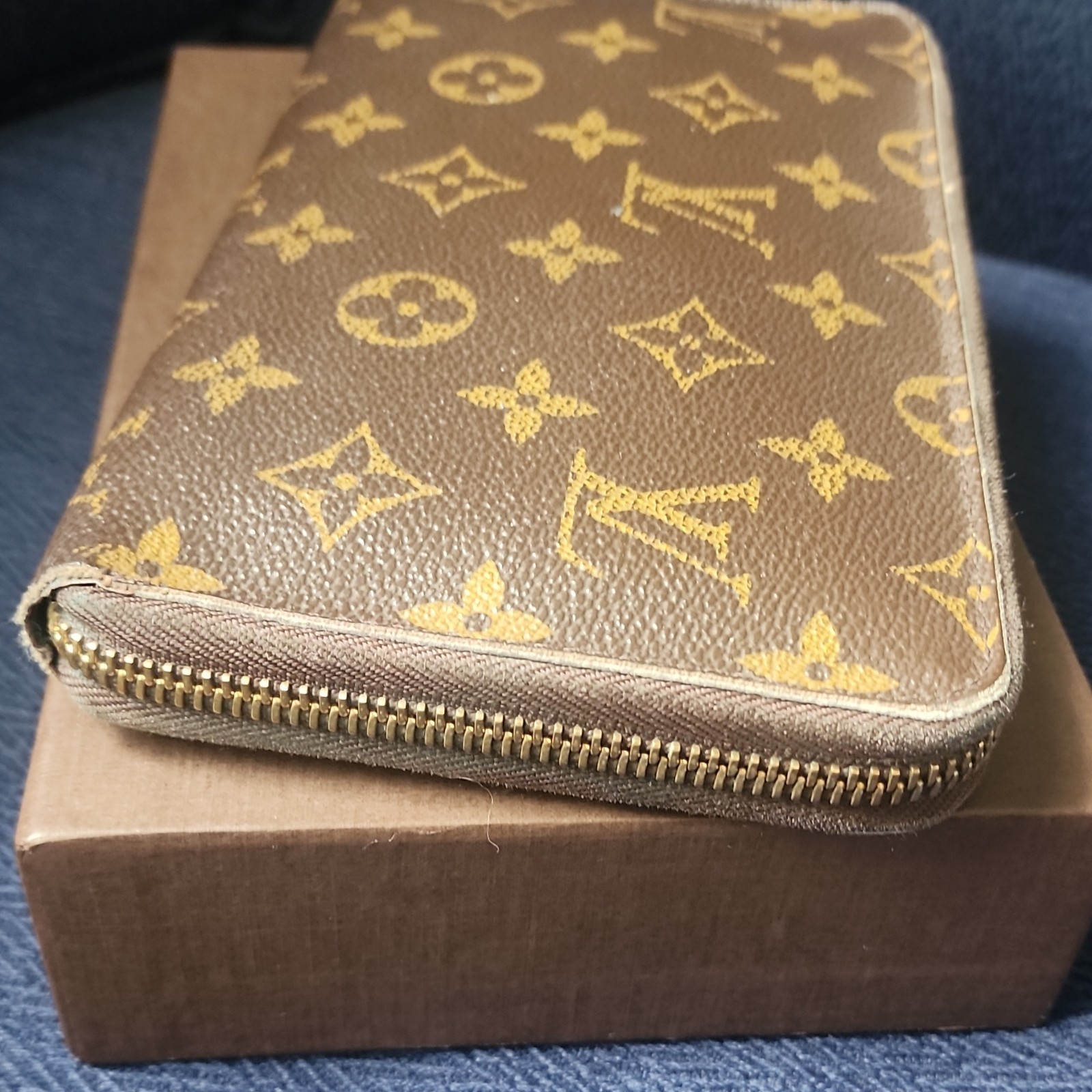 Authentic Louis Vuitton Brown Zip-Around Wallet monogram Zipper Accents