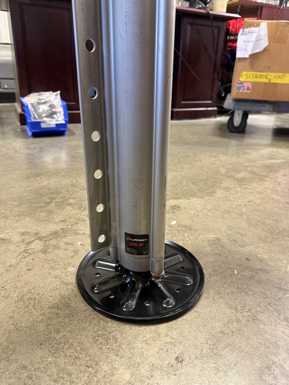 Left Lippert Level Up Hydraulic. 2.50″ BORE. 20.00IN STROKE. 14K. 8005413 (WH)