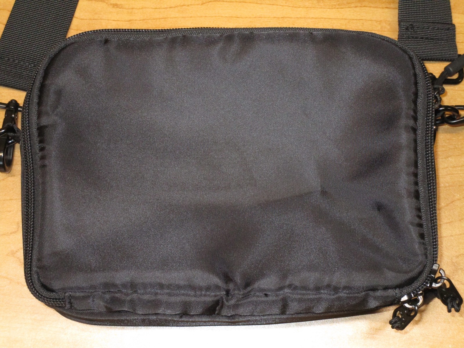 Hello Clio EReader Belt Bag Original Black Water Resistant Adjustable iPad mini