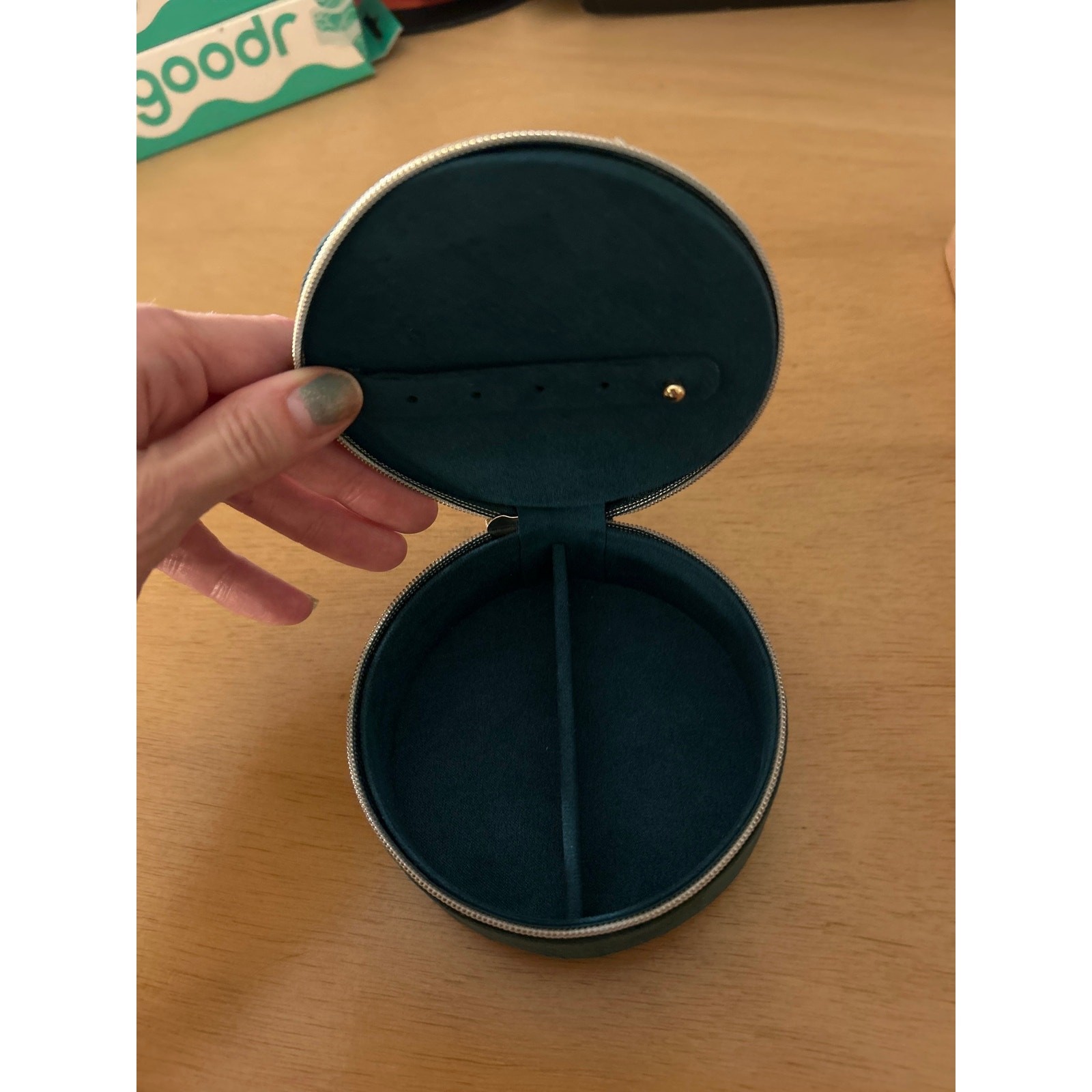 New Women’s Bow Decal Dark Green Round Zip Jewelry Organizer Storage Case