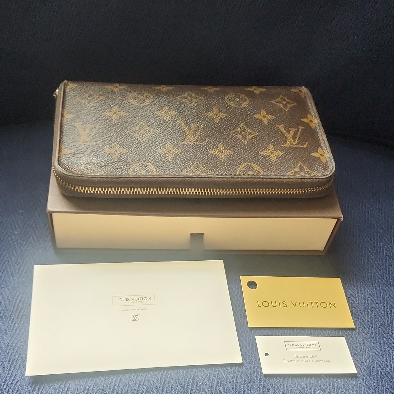 Authentic Louis Vuitton Brown Zip-Around Wallet monogram Zipper Accents