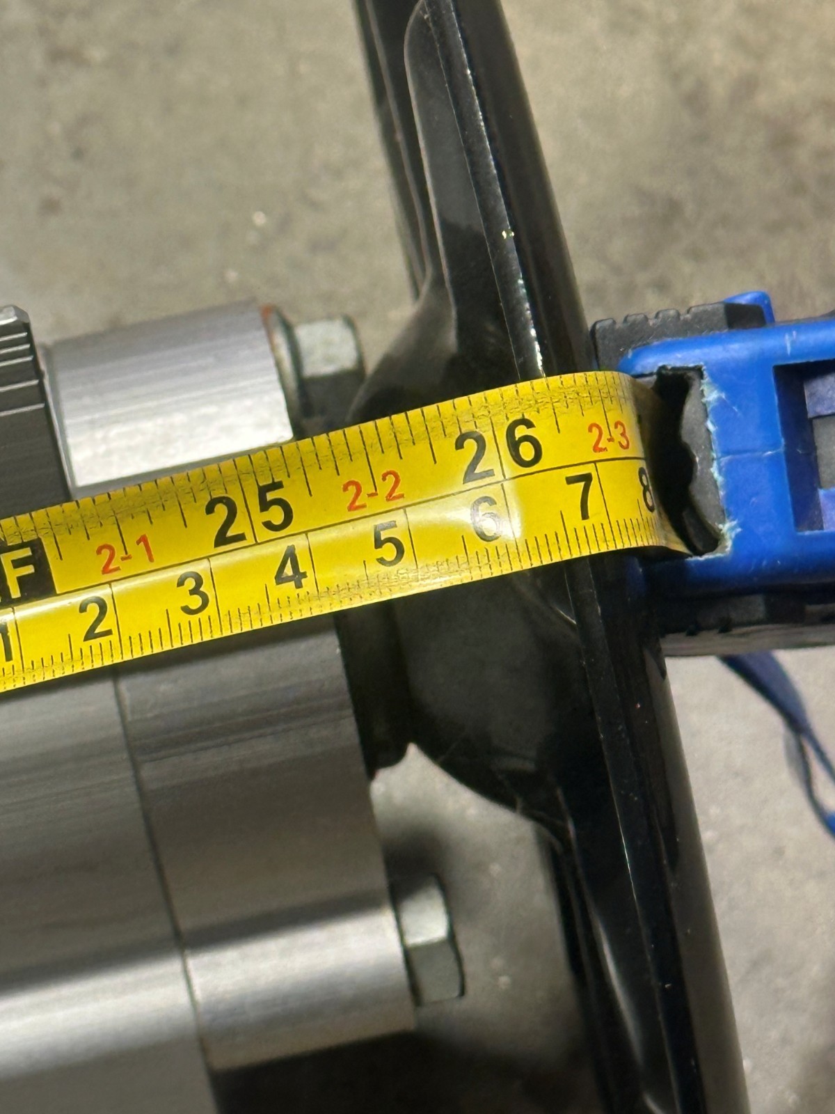 Left Lippert Level Up Hydraulic. 2.50″ BORE. 20.00IN STROKE. 14K. 8005413 (WH)