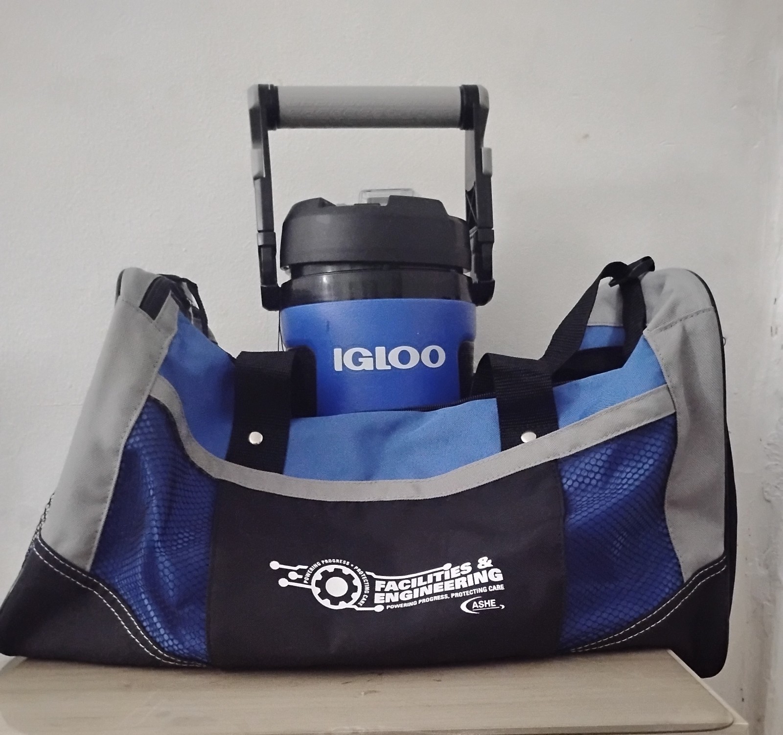 2 PCS Shoulder Bag with IGloo 64 oz Water Cooler and Cushion Handle